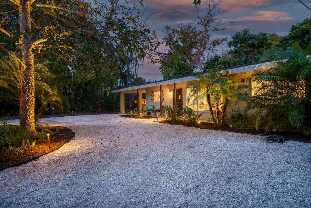 Beautiful Glam Mid-Century 1 Block From Sarasota Bay With Firepit Villa ภายนอก รูปภาพ