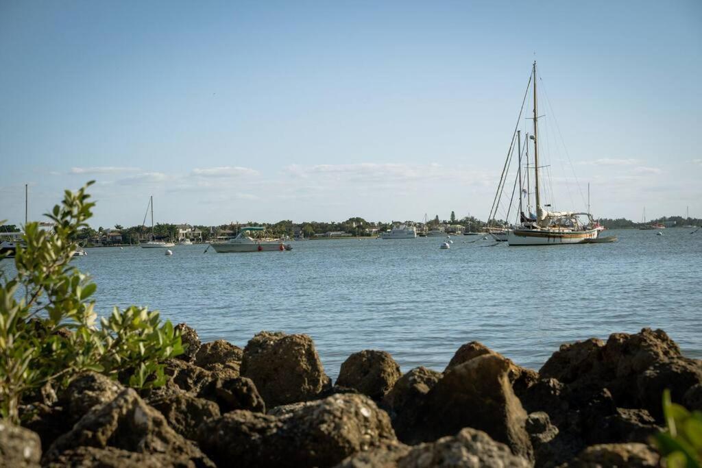 Beautiful Glam Mid-Century 1 Block From Sarasota Bay With Firepit Villa ภายนอก รูปภาพ